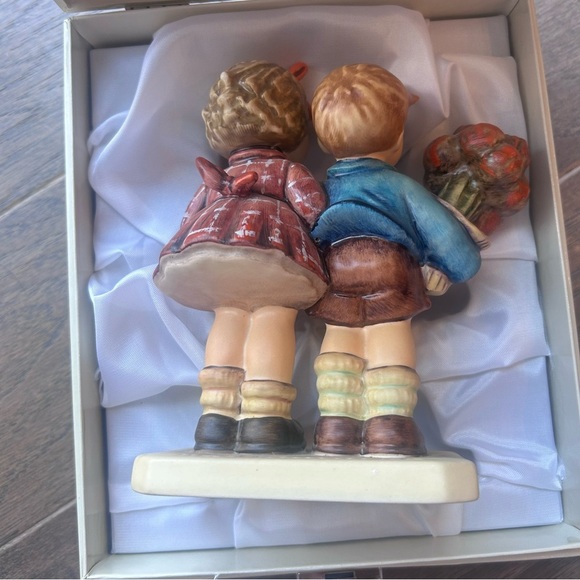 HUMMEL Goebel 50 Yr Jubilee The Love Lives On. Original Box. - Picture 8 of 8